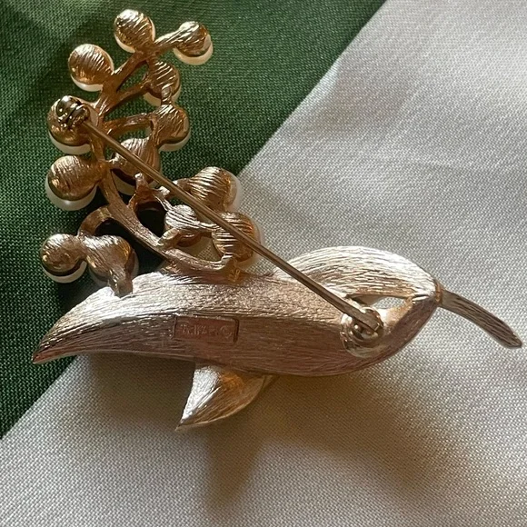 Vintage Trifari Faux Pearl Floral Brooch | Gold Tone Estate Piece - Picture 4 of 6